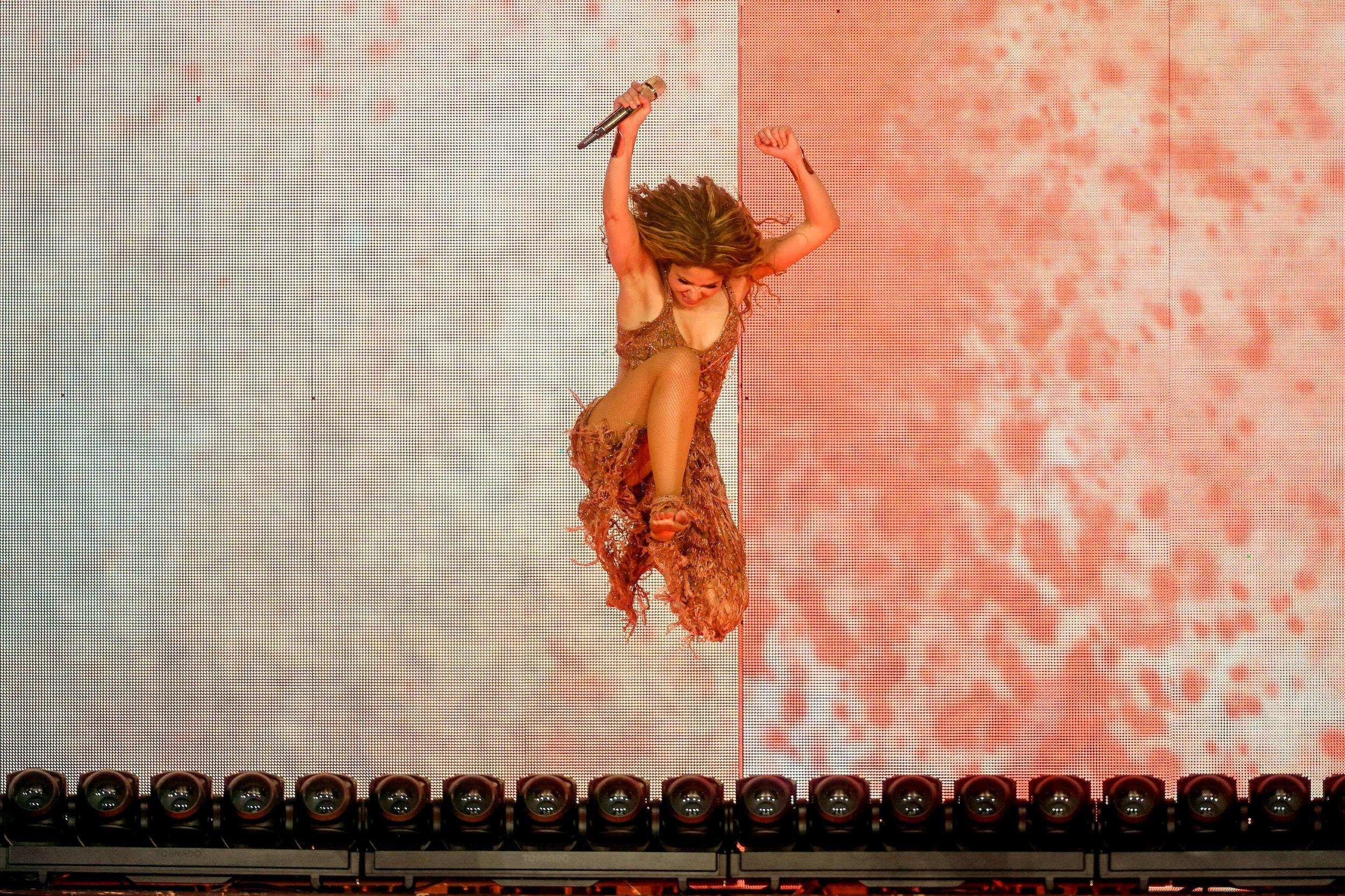 Shakira salta en el aire durante su espectáculo en el estadio Hard Rock de Miami