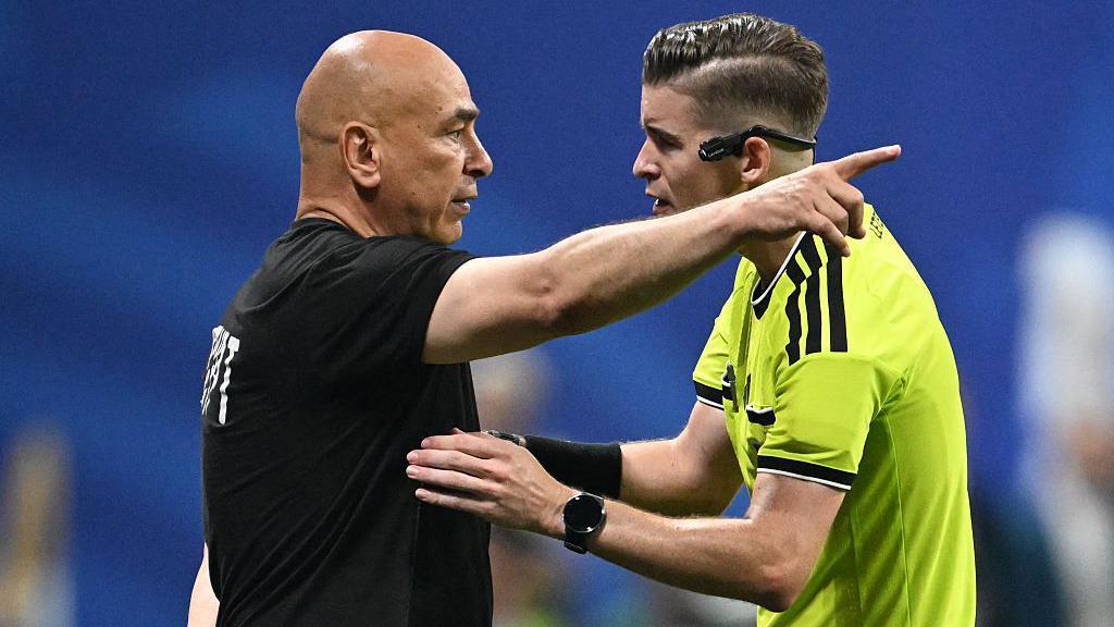 O técnico do Egito, Hossam Hassan, discute com o árbitro François Letexier, durante a partida da sua seleção contra a Argentina, pelas oitavas de final da Copa do Mundo de 2026