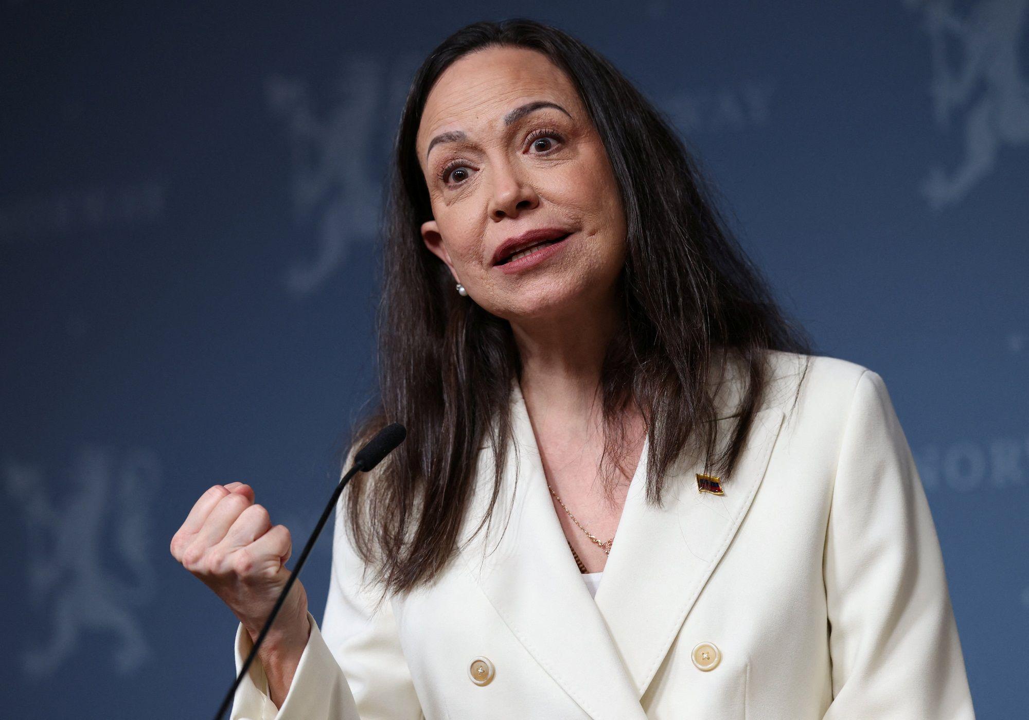 ماريا كورينا ماتشادو، الحائزة على جائزة نوبل للسلام وزعيمة المعارضة الفنزويلية، تتحدث خلال مؤتمر صحفي في أوسلو، النرويج، في 11 ديسمبر/كانون الأول 2025.