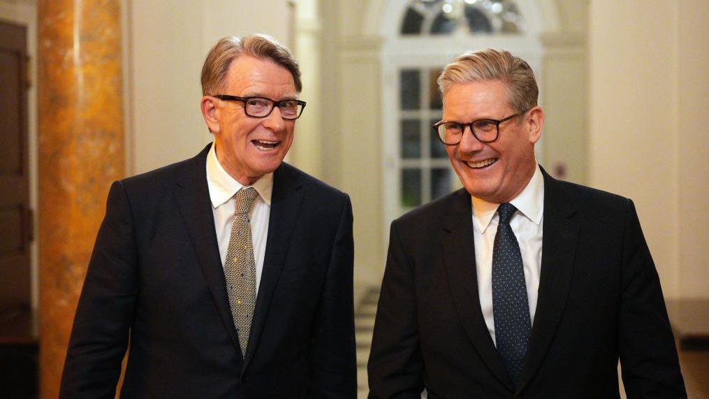 El primer ministro británico, Keir Starmer conversa con el embajador del Reino Unido en Estados Unidos, Peter Mandelson, durante una recepción de bienvenida en la residencia del embajador el 26 de febrero de 2025 en Washington D.C.