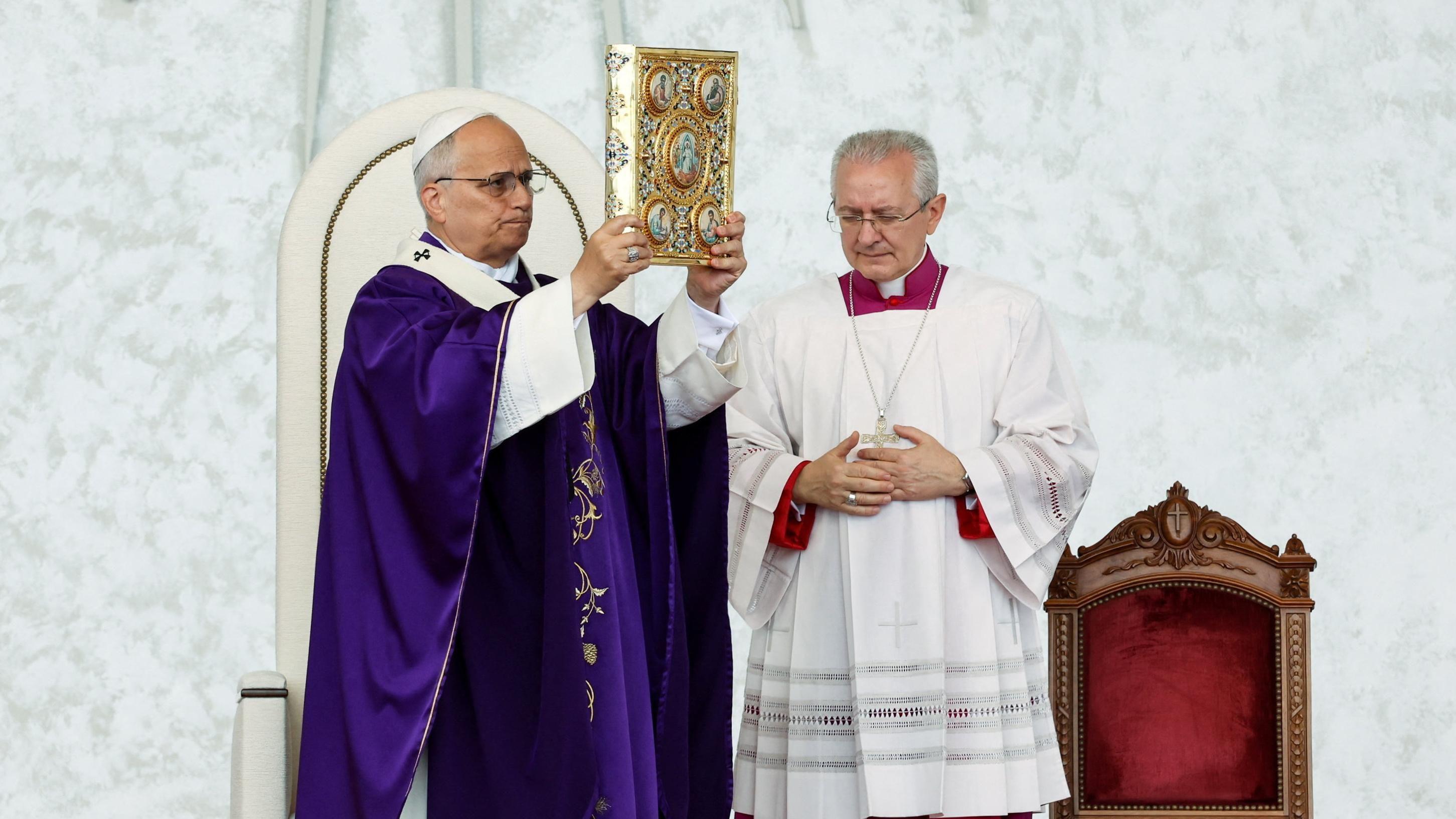 البابا لاون الرابع عشر يترأس قداساً عند واجهة بيروت البحرية