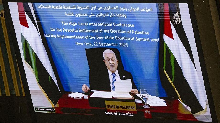 الرئيس الفلسطيني محمود عباس يلقي كلمته في مؤتمر نيويورك من الضفة الغربية بالفيديو بعدما منع من الحضور إلى مقر الأمم المتحدة. 