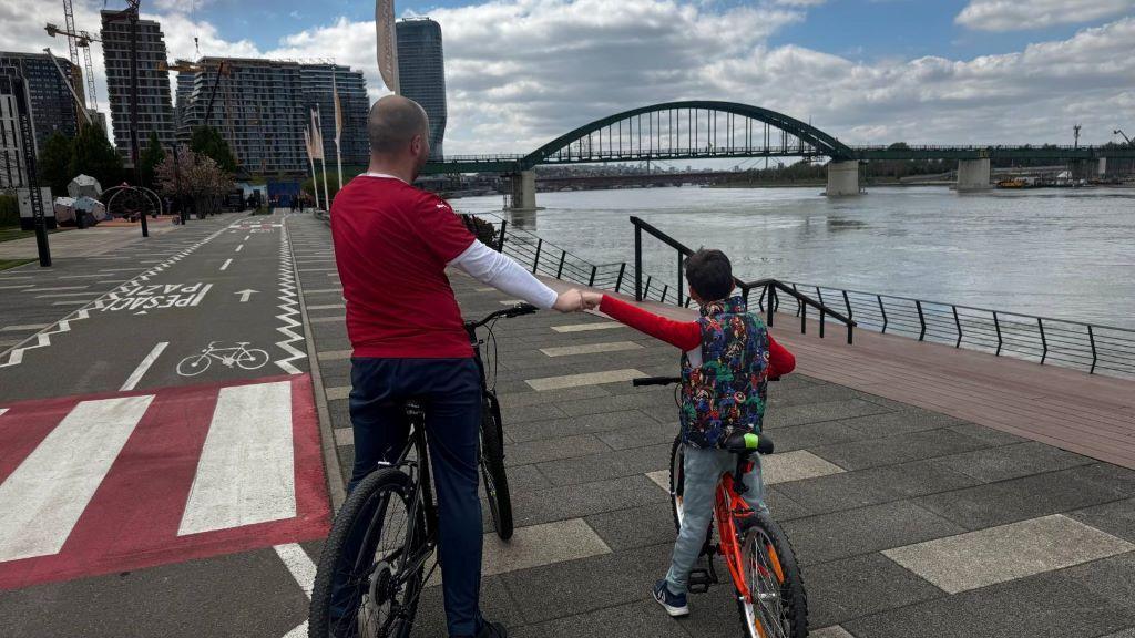 Marko Milutinović i Loknica na biciklima slikani s leđa