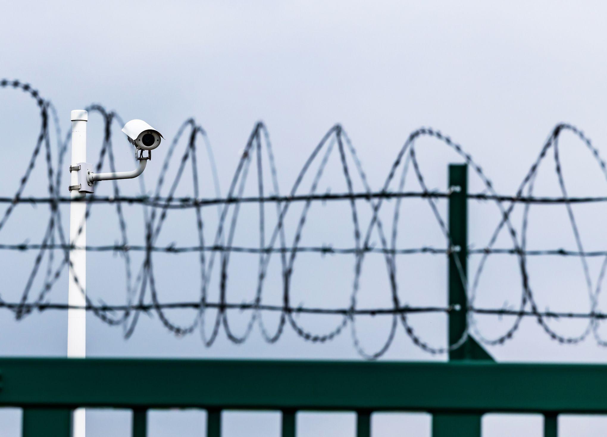 Reja con cámara de seguridad