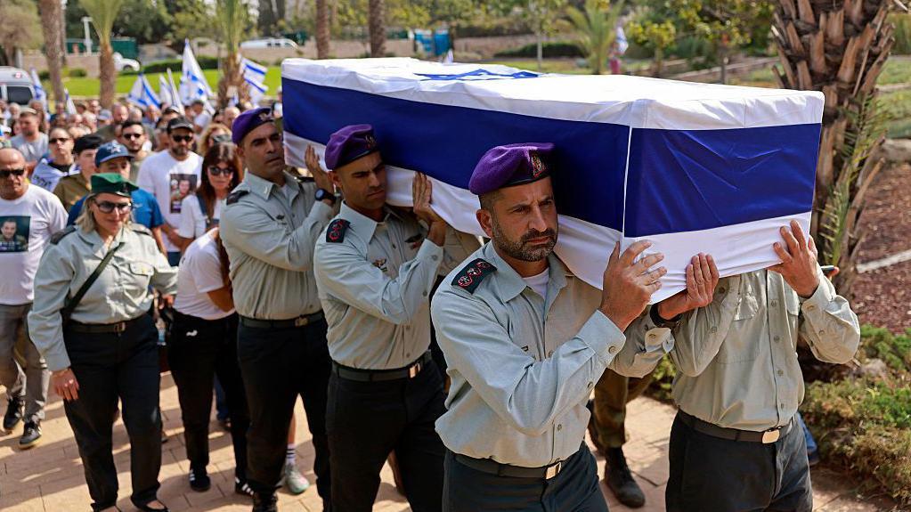 جنود إسرائيليون يحملون نعش العقيد عساف حمامي، الضابط الأعلى رتبة الذي قتلته حماس، خلال جنازته في مقبرة كريات شاؤول العسكرية في تل أبيب.