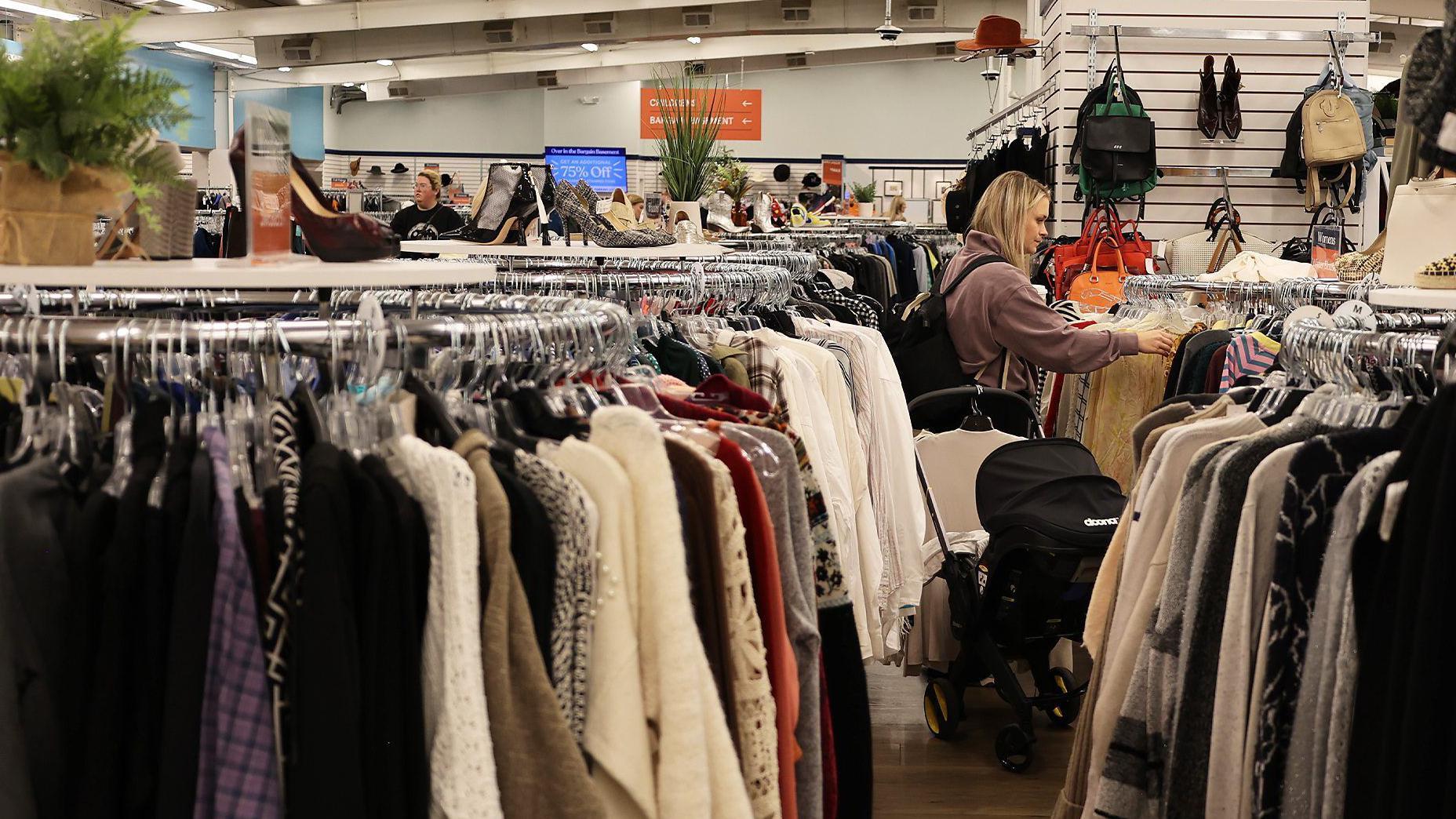 ملابس معروضة في المتجر