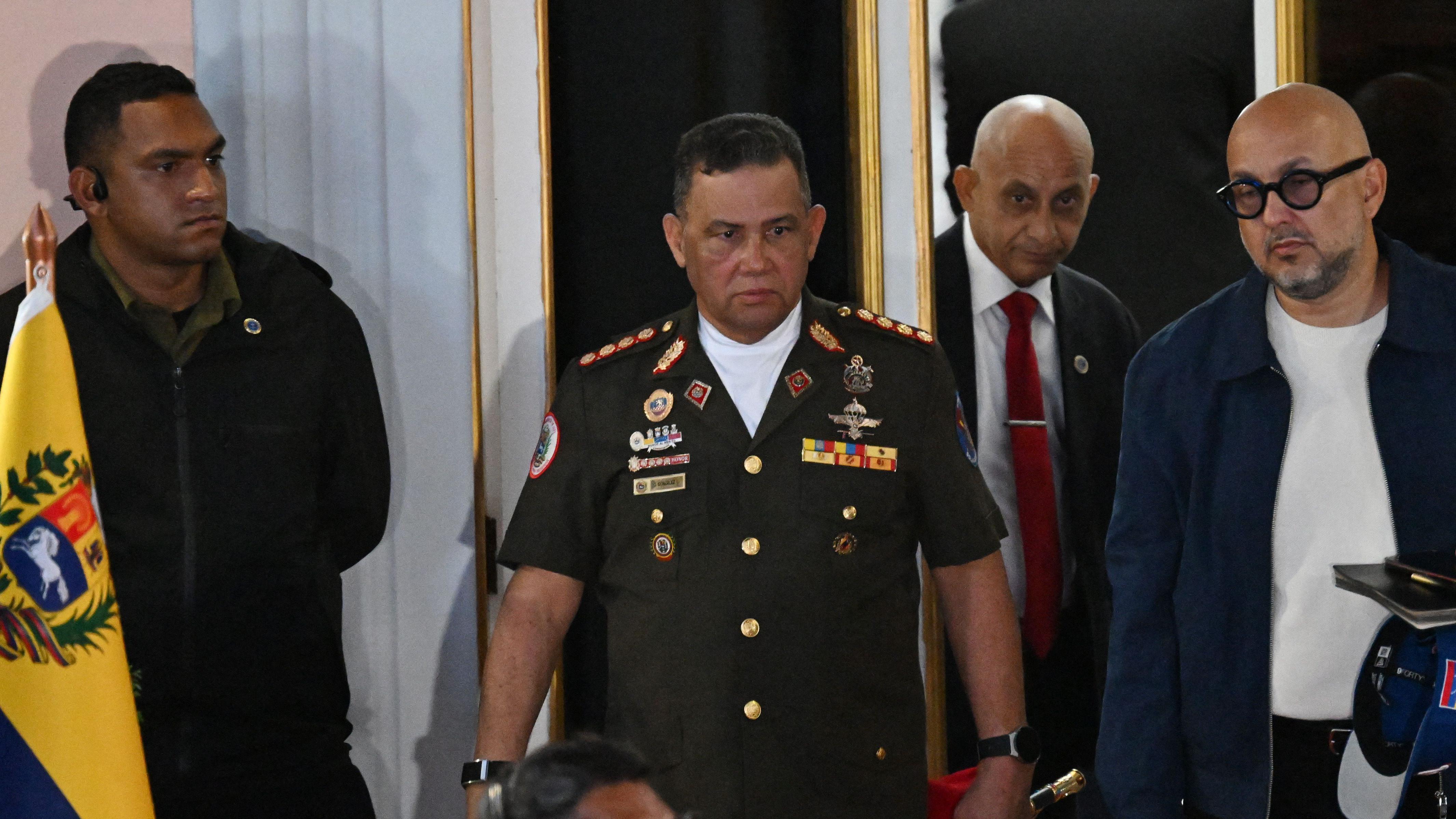 El ministro Gustavo González López en un acto en Caracas