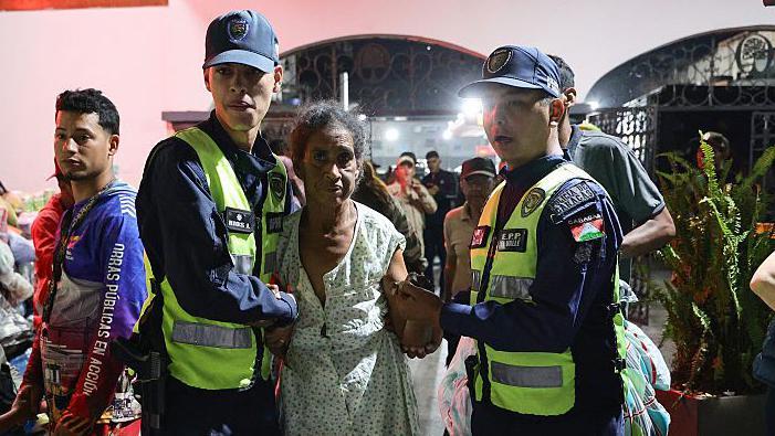 Agentes de la Policía de Caracas auxilian a una mujer en el Parque Alí Primera tras un terremoto de magnitud 7,2 que sacudió Venezuela.