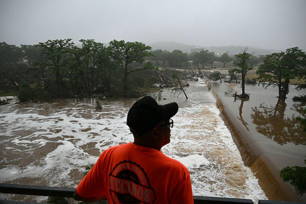 Un vecino viendo el río desbordarse en Texas, el 5 de julio.