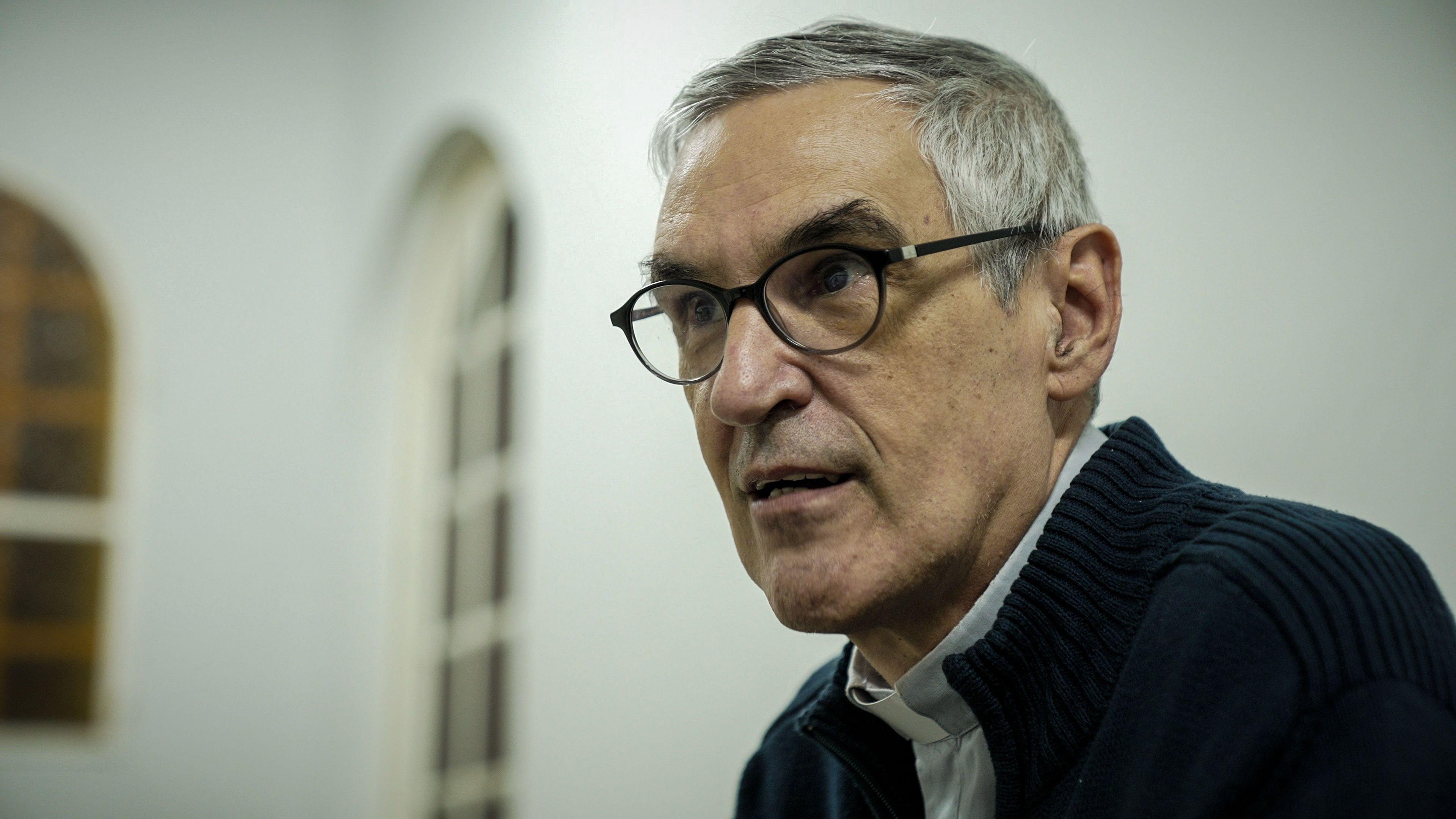 Licio Vale de perfil, falando, em ambiente interno da igreja