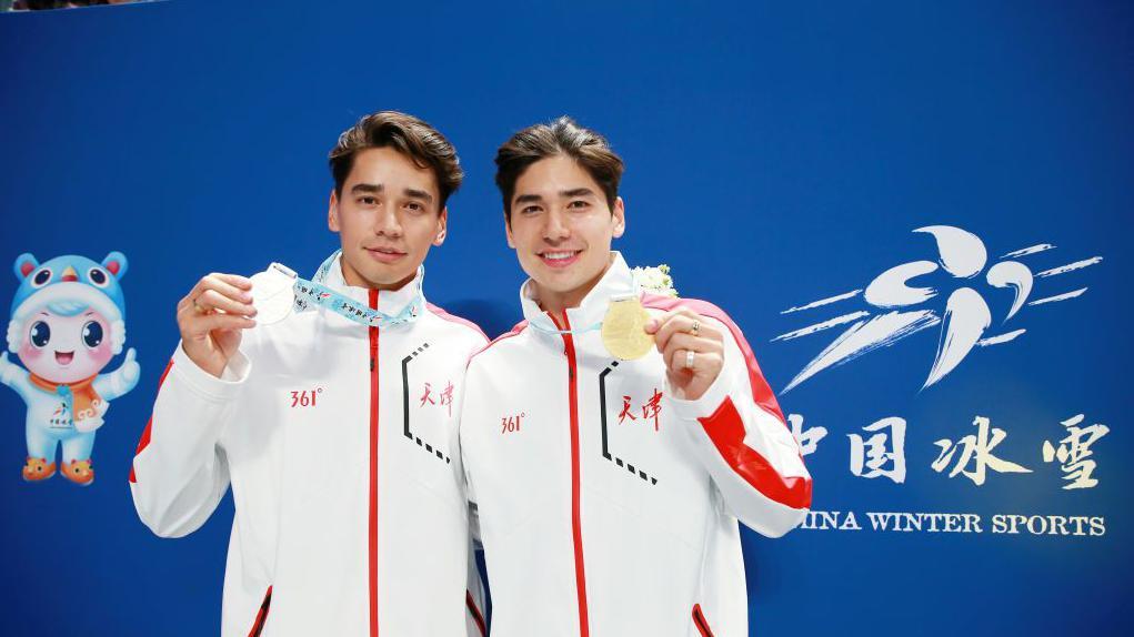 2023 年 4 月 2 日，在北京首都體育館舉行的全國短道速滑錦標賽第 3 比賽日的男子 1000 米決賽頒獎儀式上，代表天津隊的銀牌得主劉少林與金牌得主劉少昂合影