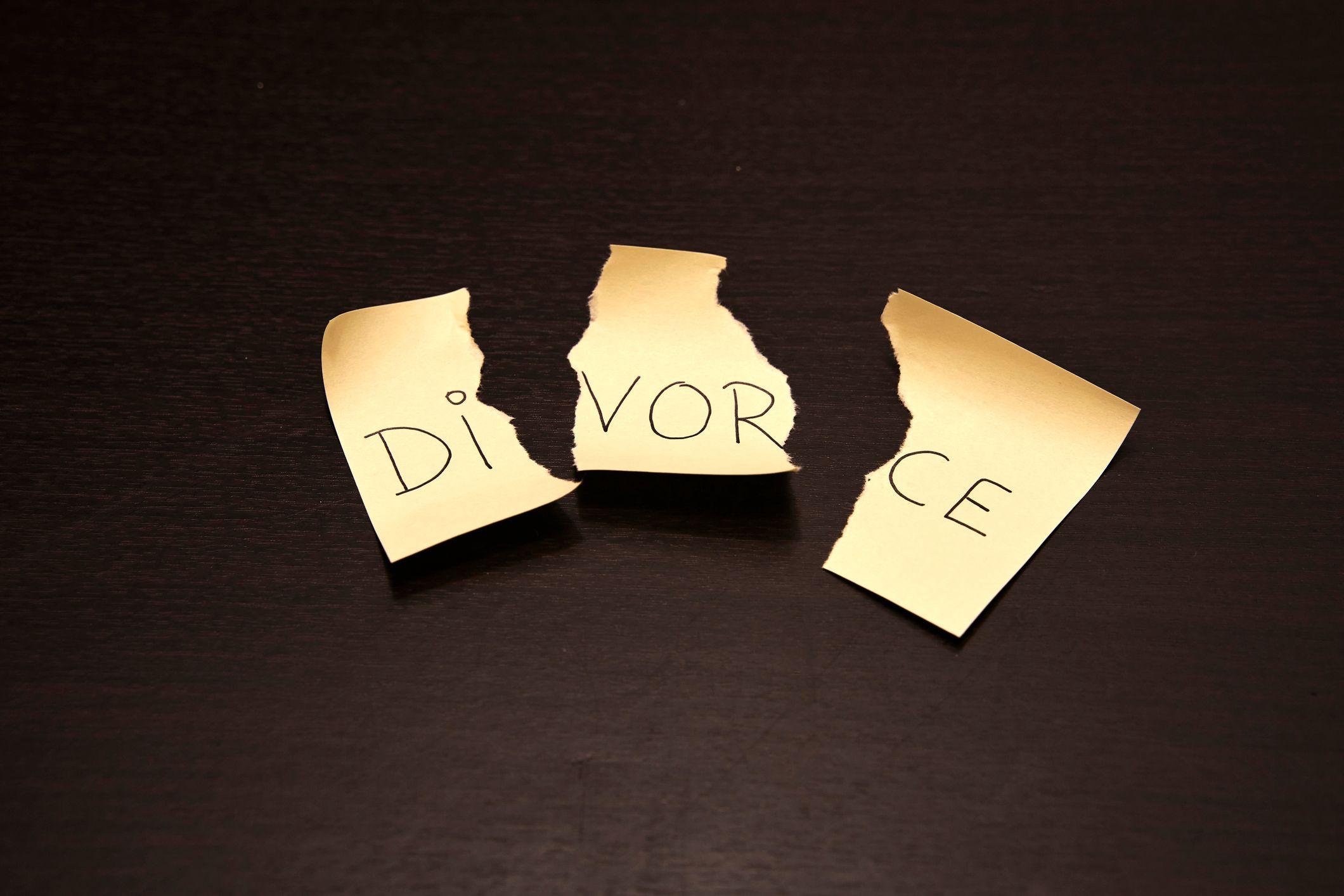 ایک کاغذ کے ٹکڑے جن پر انگریزی میں لفظ divorce لکھا ہے۔ اردو میں جس کا مطلب طلاق بنتا ہے