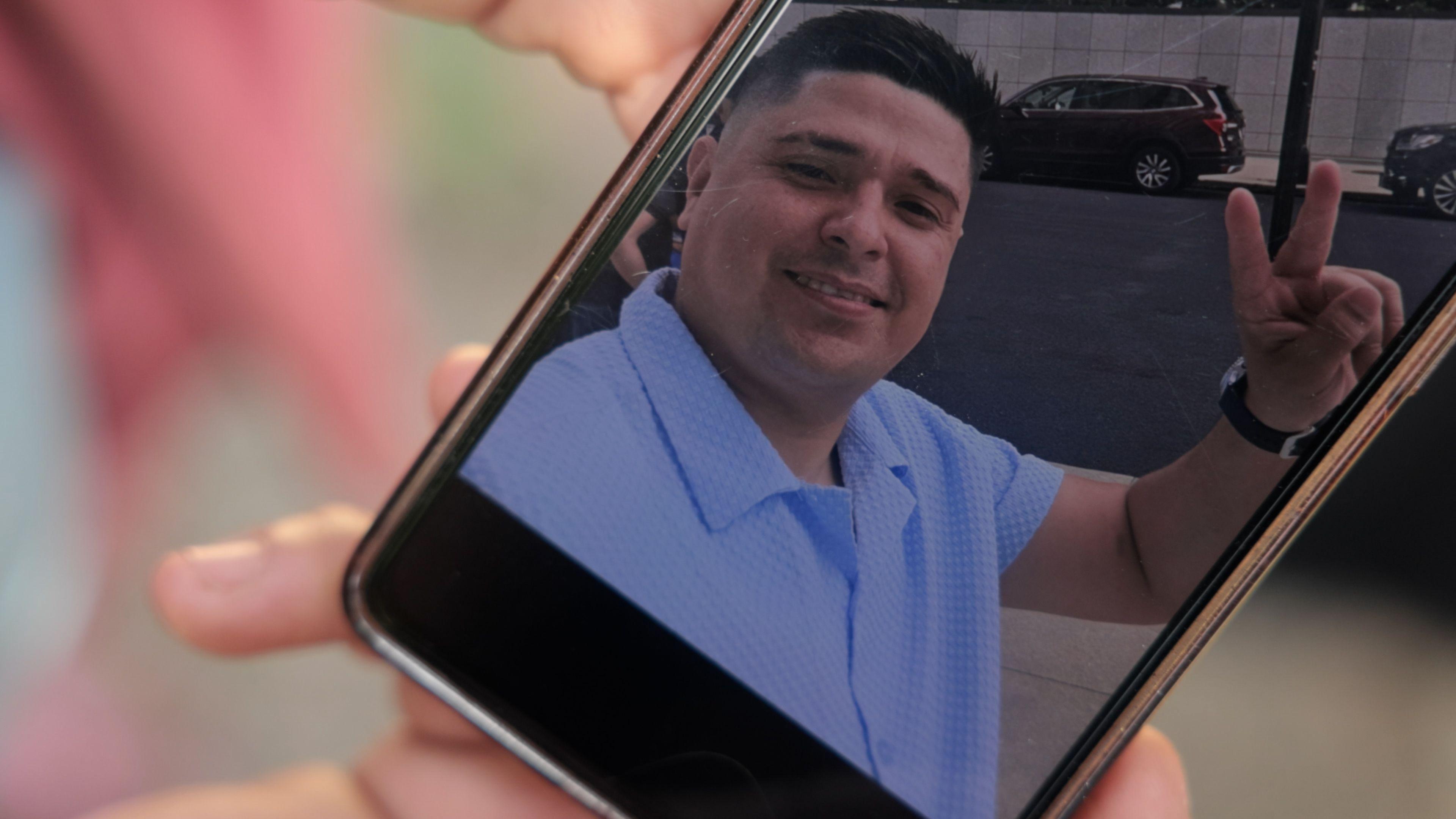 Foto de Darwin, uno de los deportados del vuelo 164, en una pantalla de celular, en La Guaira, Venezuela, en julio de 2026.