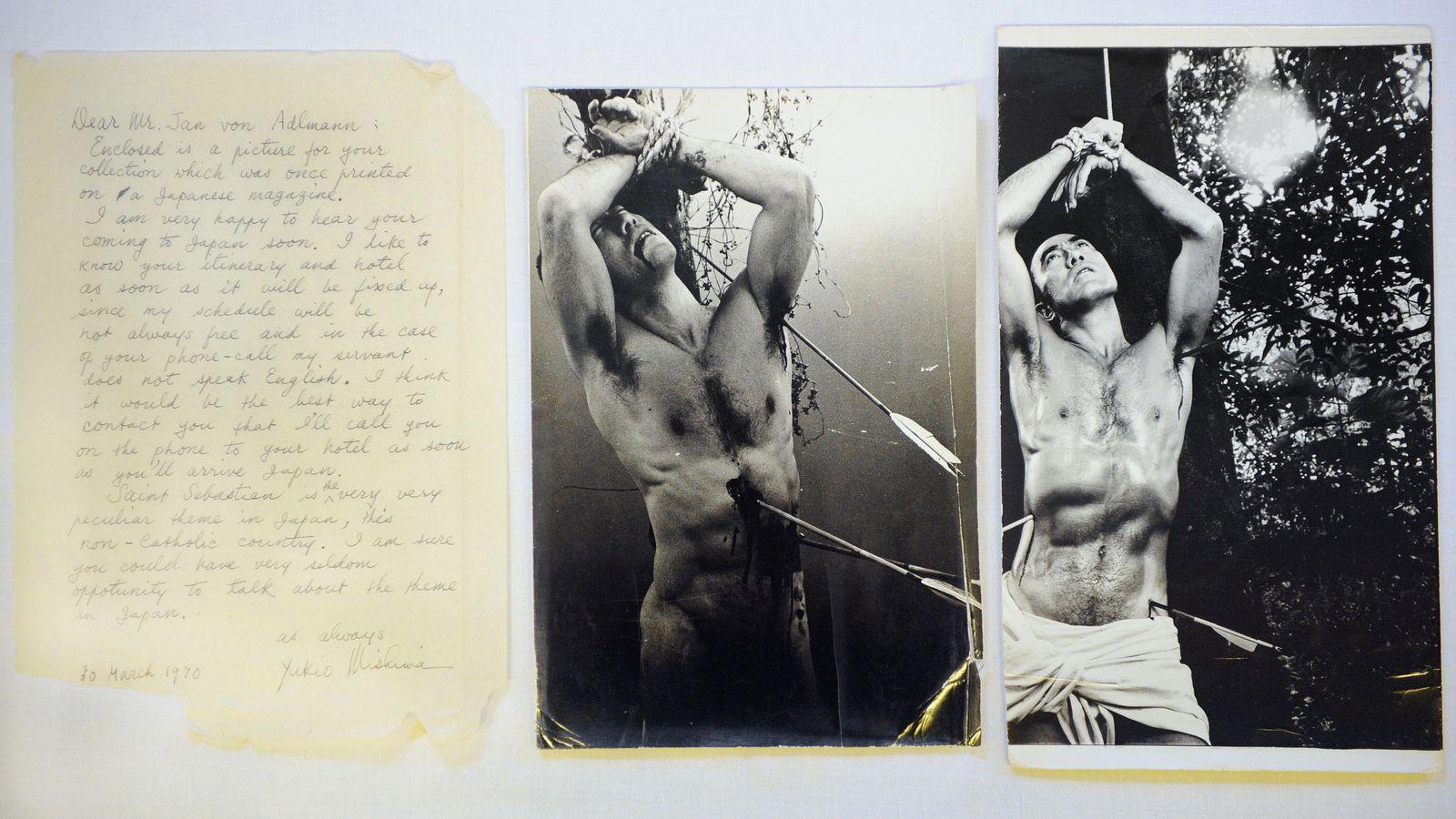 O escritor japon&ecirc;s Yukio Mishima em s&eacute;rie de fotografias em que aparece como S&atilde;o Sebasti&atilde;o