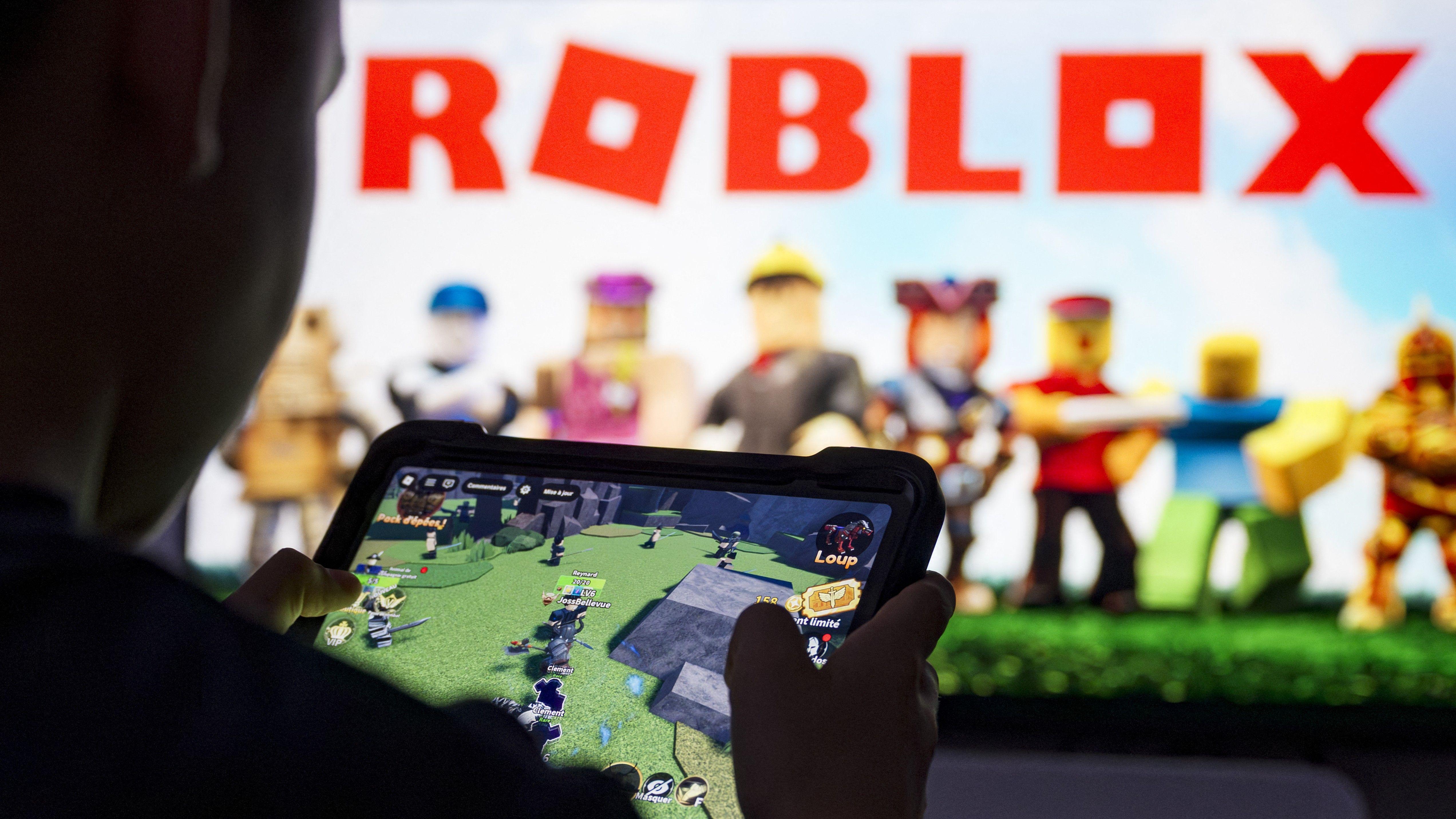 Un chico juega en Roblox.