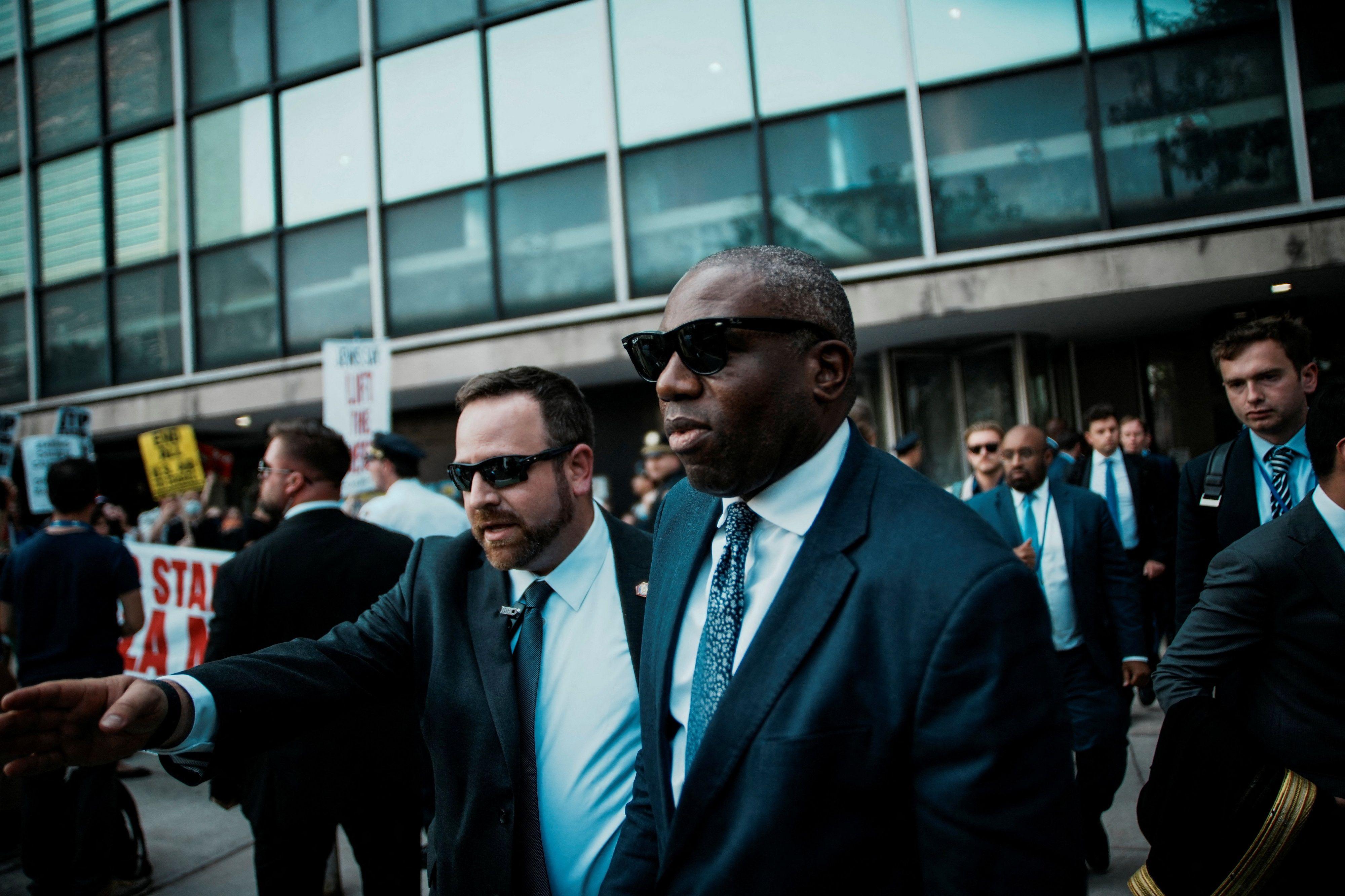 وزير الخارجية البريطاني ديفيد لامي خارج مقر الأمم المتحدة خلال احتجاج "أوقفوا تجويع غزة" في مدينة نيويورك الولايات المتحدة، 29 يوليو/تموز 2025.