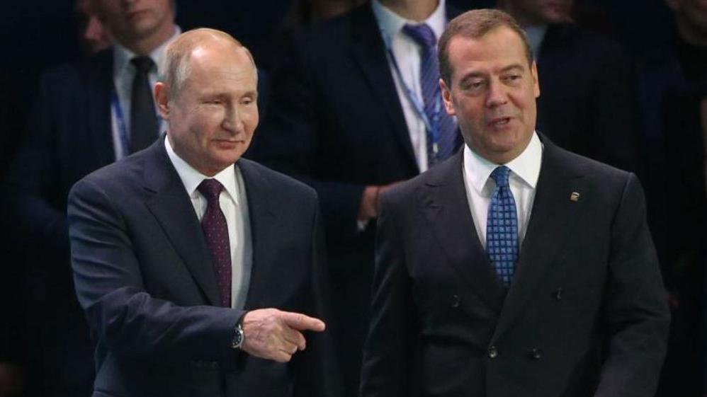 Dmitri Medvédev (derecha) y Vladimir Putin