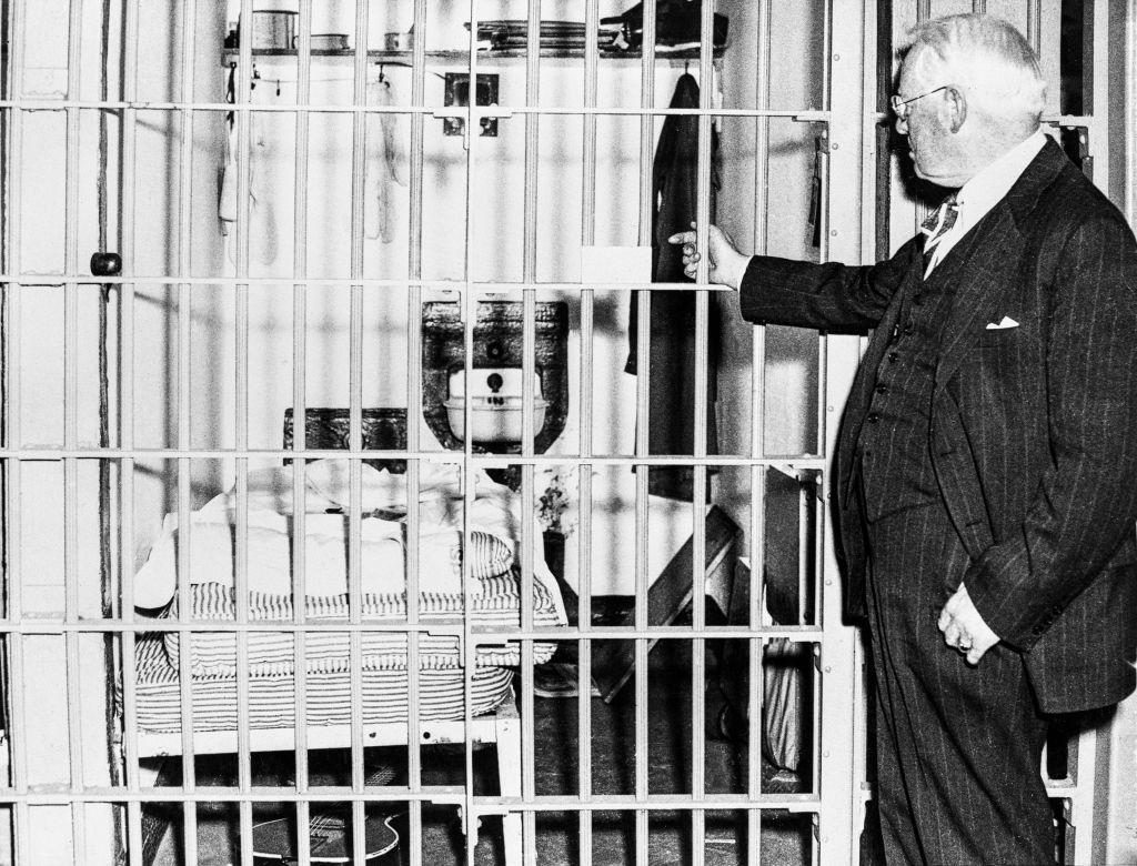 El director de la prisión de Alcatraz muestra en 1946 la celda en la que encerraron a 7 guardias.