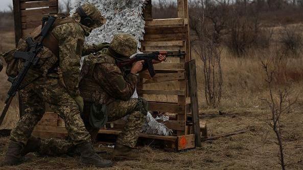 هل ينقذ "الزعيمان القويان" ترامب وشي جينبينغ العالم باتفاق تجاري عادل؟ 3 جنود أوكرانيون
