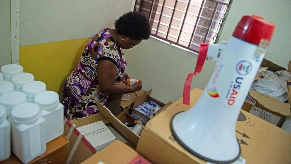 Mujer busca medicamentos en Haití