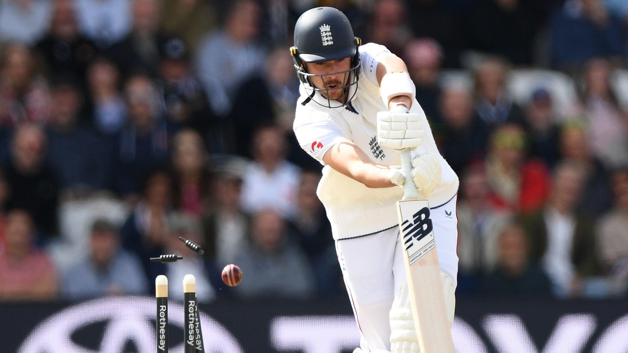 England bowled out with first-innings lead of 238 over Pakistan