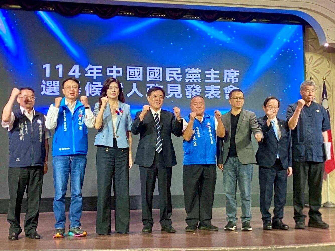 鄭麗文（左三）擊敗郝龍斌（左四）發表政見