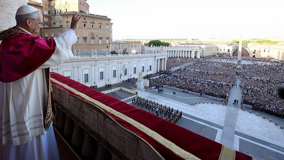 El papa León XIV en su presentación en el balcón de la Plaza de San Pedro.