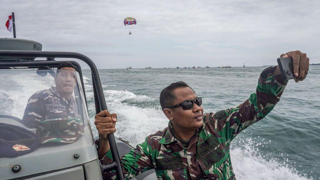 Dua personel TNI berpatroli di perairan Nusa Dua, Bali, November 2022.