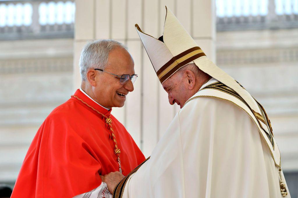 El cardenal Robert Prevost, que se convertiría en el papa León XIV, saluda al papa Francisco.