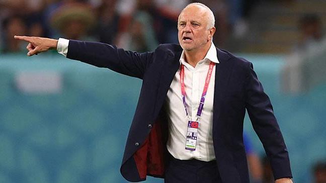 مباراة العراق والسعودية بصافرة أردنية، من يبلغ نهائيات مونديال 2026؟ 6 غراهام أرنولد بلباس رسمي أسود وقميص أبيض دون ربطة عنق، يؤشر بيده ويتحدث.