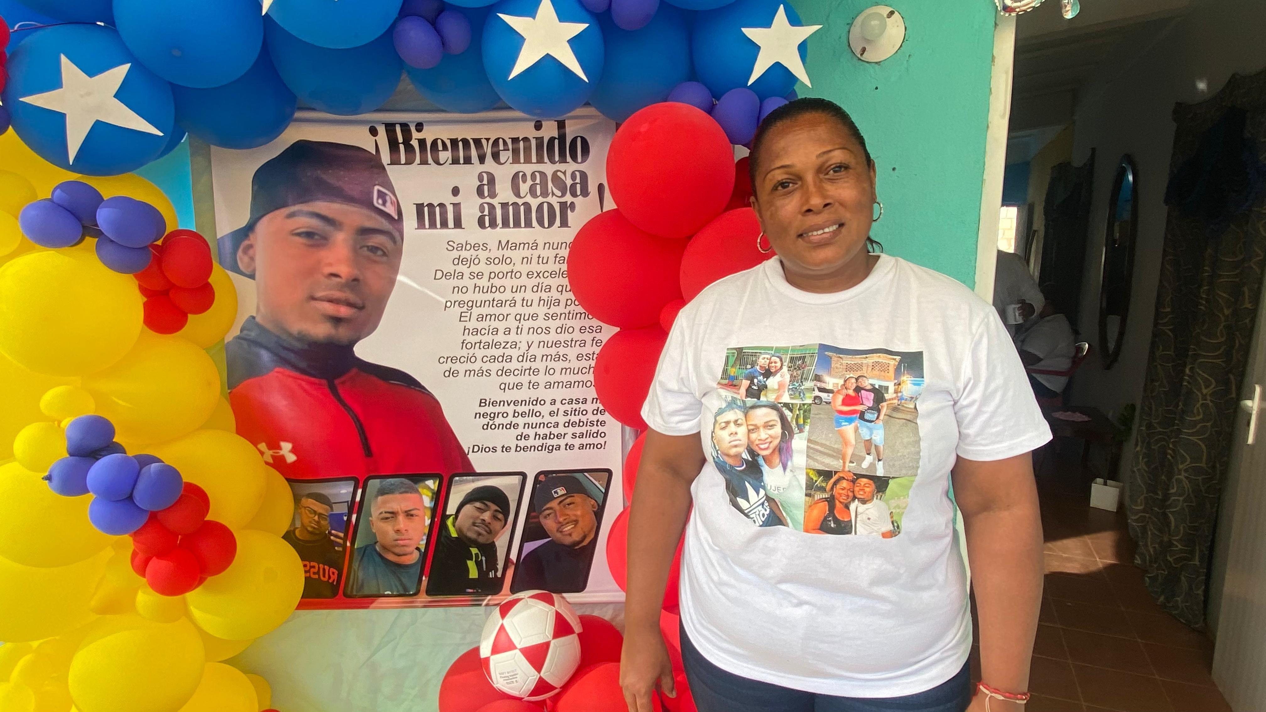 Yarelis Herrera, madre del repatriado venezolano Edwar Hernández, frente a la decoración que preparó para recibirlo.