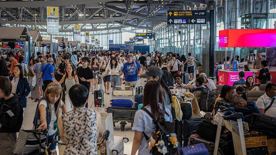 Turistas en el aeropuerto de Bangkok (Tailandia).