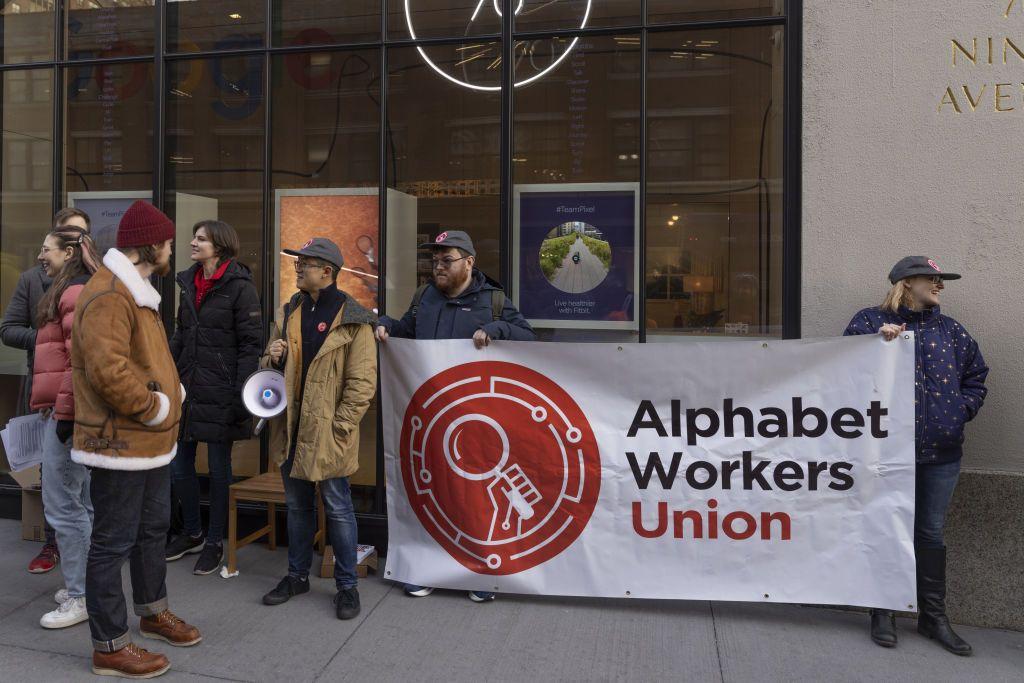 من تظاهرة لنقابة العمال في ألفابيت، مالكة غوغل، في نيويورك عام 2023. 