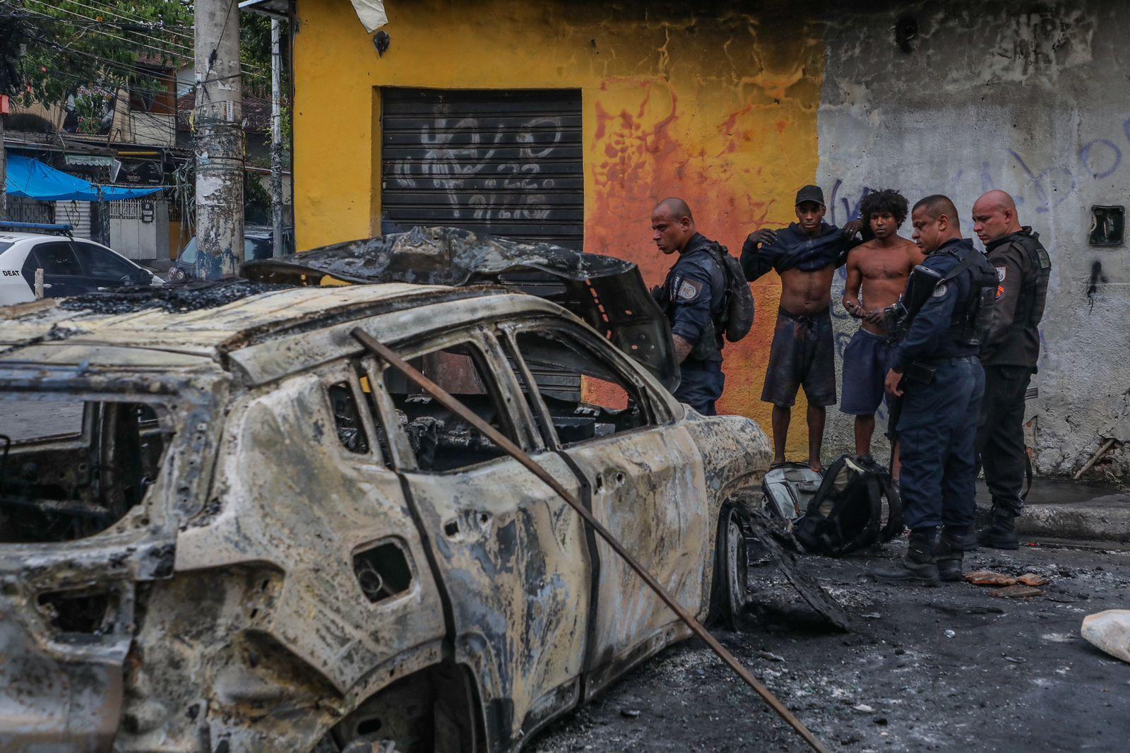 Policiais e moradores durante operação no Rio