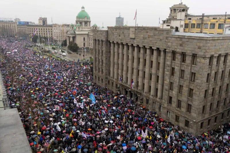 Pogled iz vazduha na masu ljudi kod Skupštine Srbije i okolne ulice (u prvom planu je zgrada Ustavnog suda) 15. marta 2025.