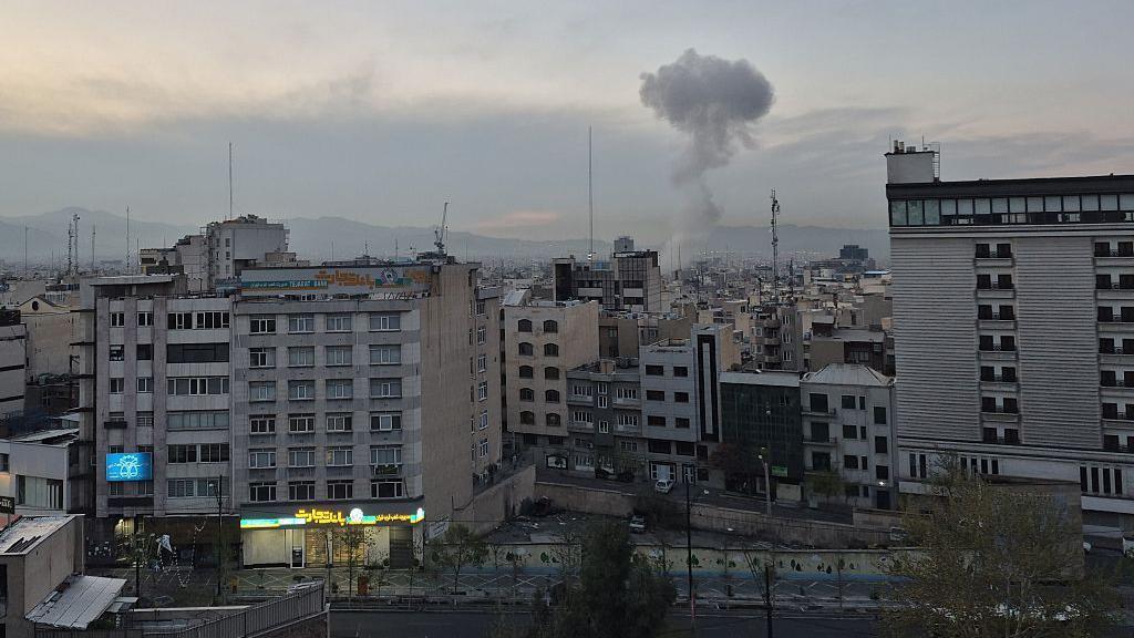 Fuma&ccedil;a sobe ap&oacute;s explos&otilde;es que atingiram pr&eacute;dios em Teer&atilde;, no Ir&atilde;, em 1&ordm; de abril de 2026
 