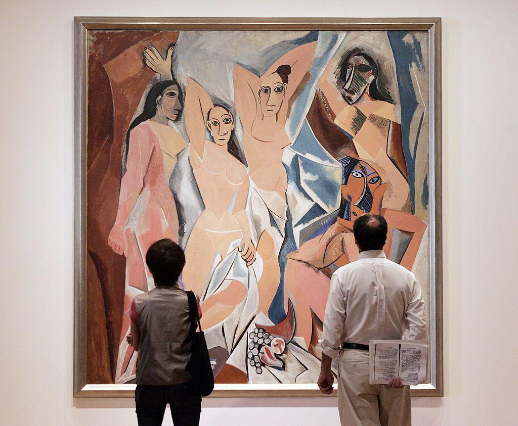 Dos personas mirando Las señoritas de Avignon de Pablo Picasso