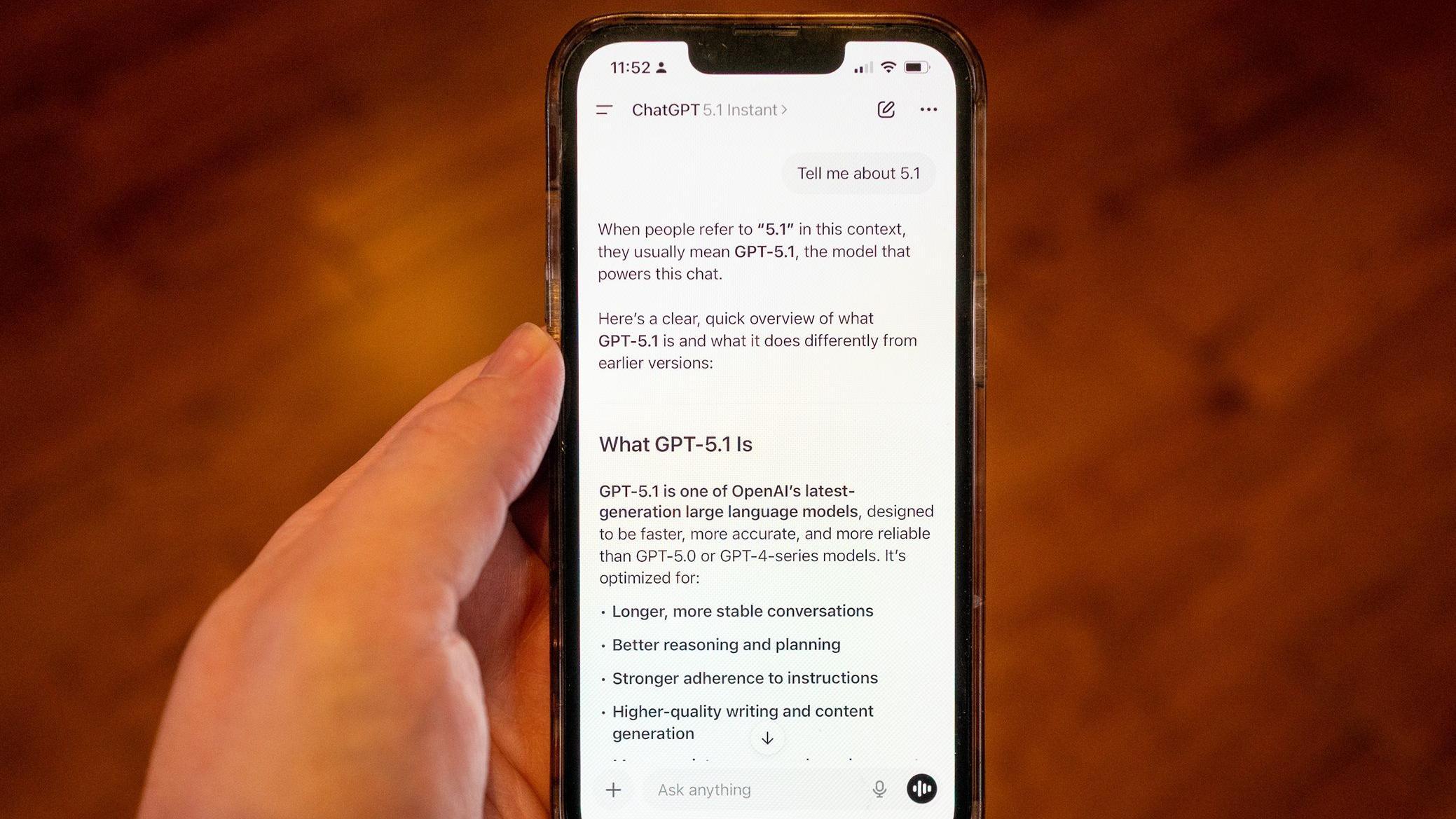 يد شخص يحمل هاتف iPhone يستخدم نموذج OpenAI GPT-5.1 داخل تطبيق ChatGPT، لافاييت، كاليفورنيا، 13 نوفمبر/تشرين الثاني 2025.