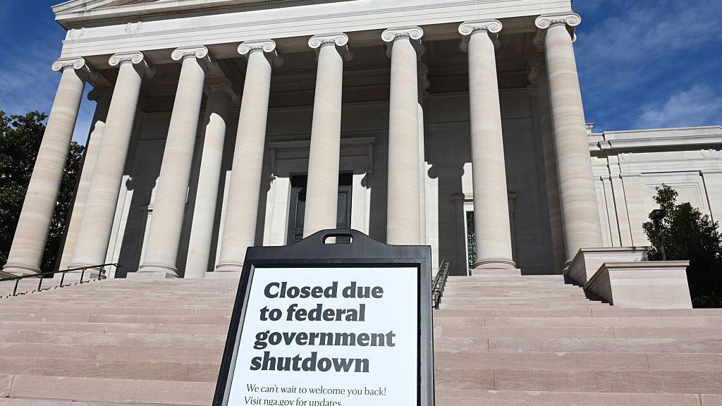 Un letrero indica que la Galería Nacional de Arte está cerrada debido al cierre del Gobierno el 5 de noviembre de 2025 en Washington, DC.
