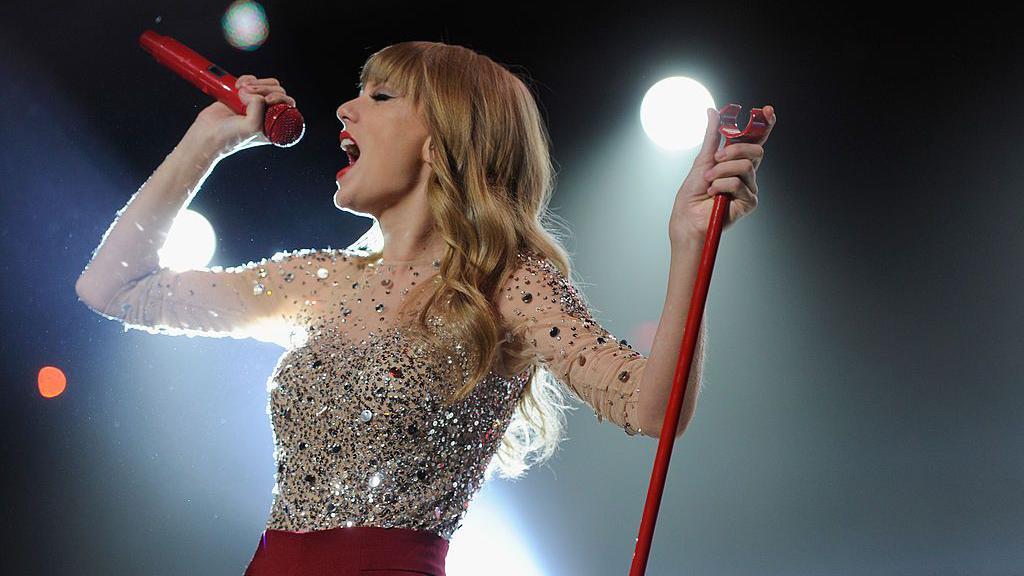 Taylor Swift se apresenta com um top cravejado de joias durante o Z100 Jungle Ball em 2012