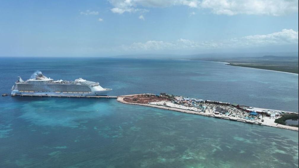 Un crucero llegando a Pedernales.