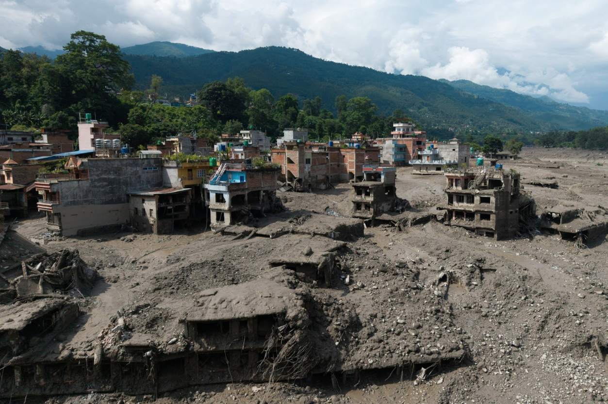 Una imagen tomada desde un dron muestra el lodo que cubre las propiedades tras una crecida repentina en Trishuli, en el distrito de Nuwakot, Nepal, 
