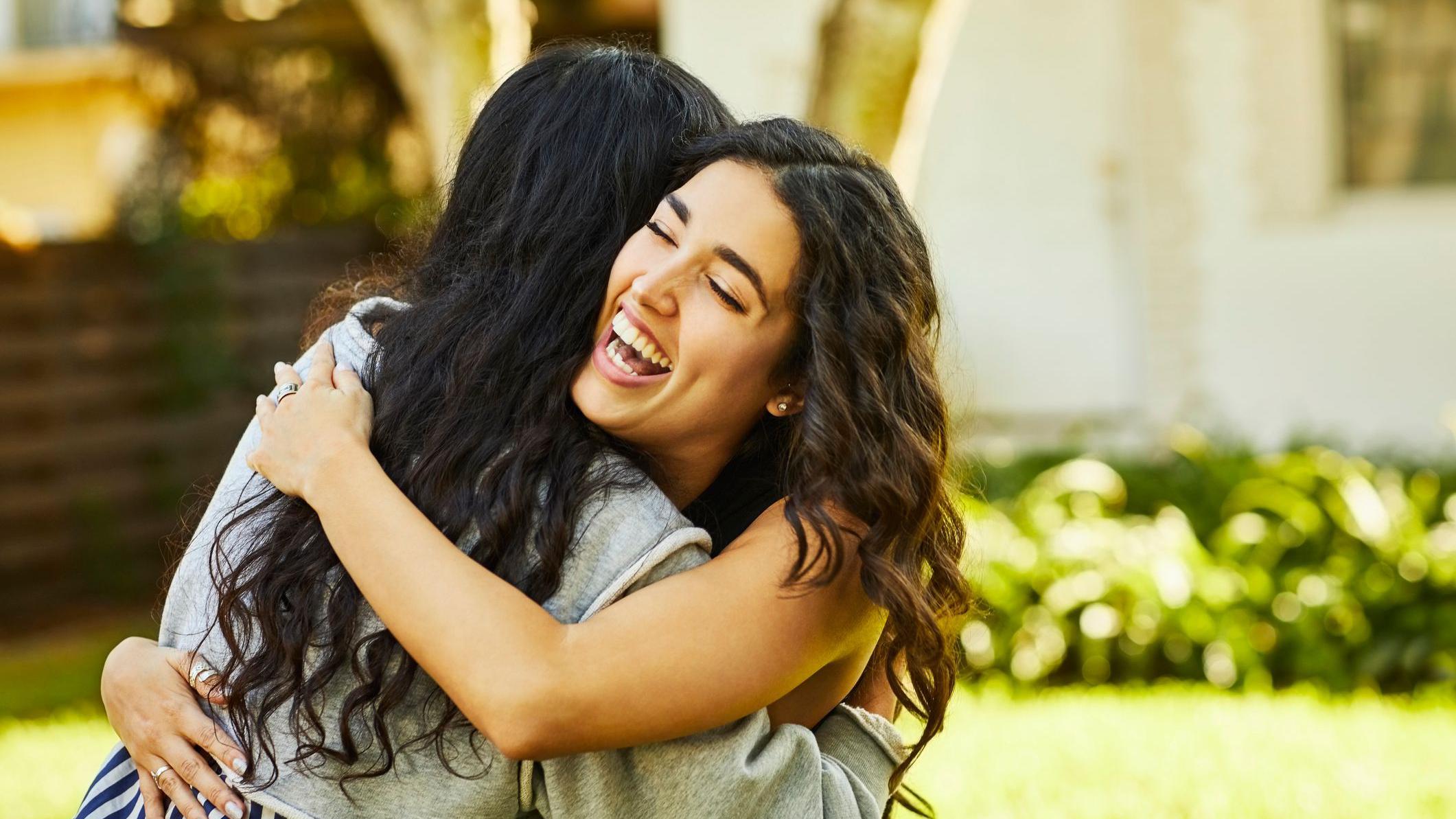 Dos mujeres se abrazan.