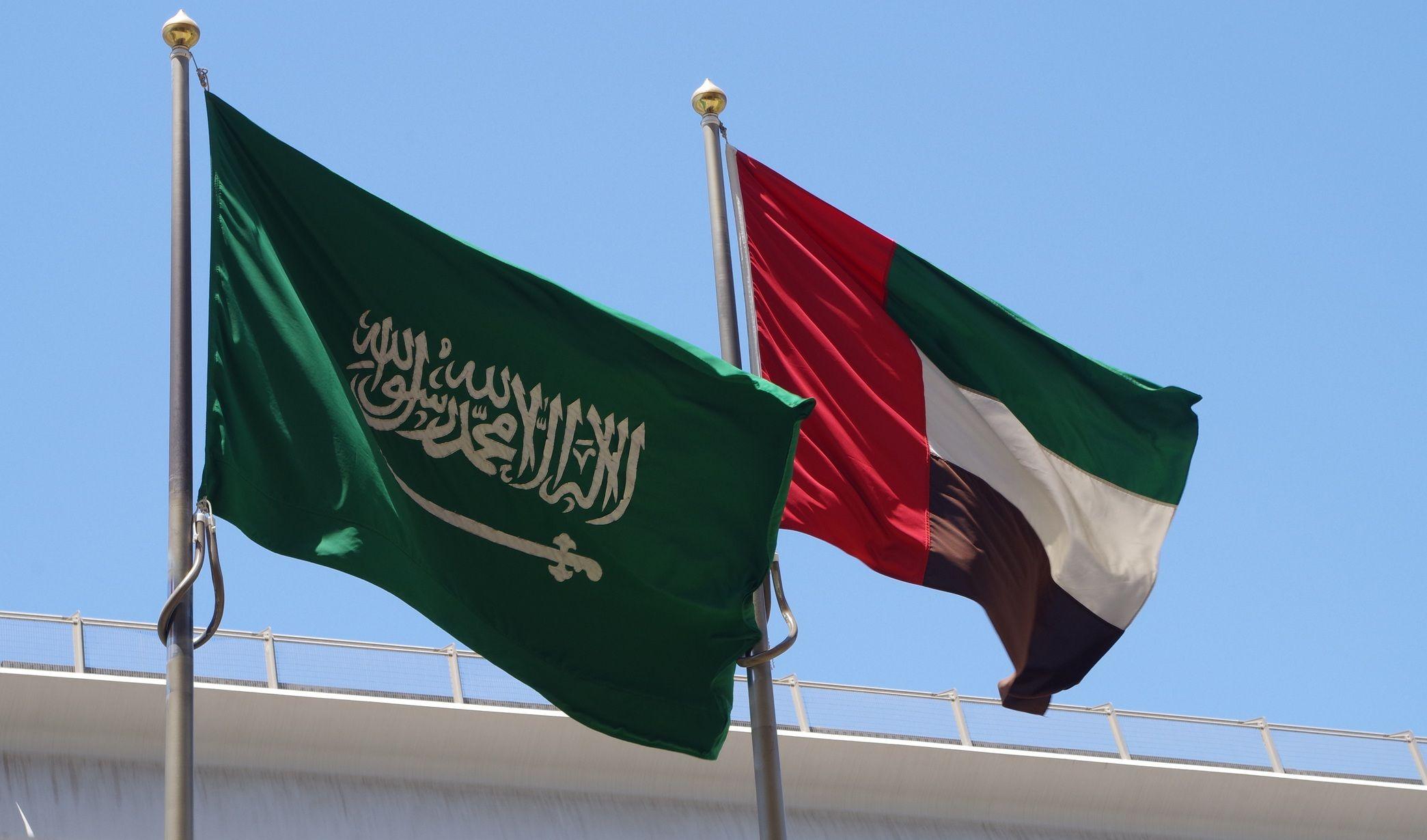 علم السعودية وعلم الإمارات.