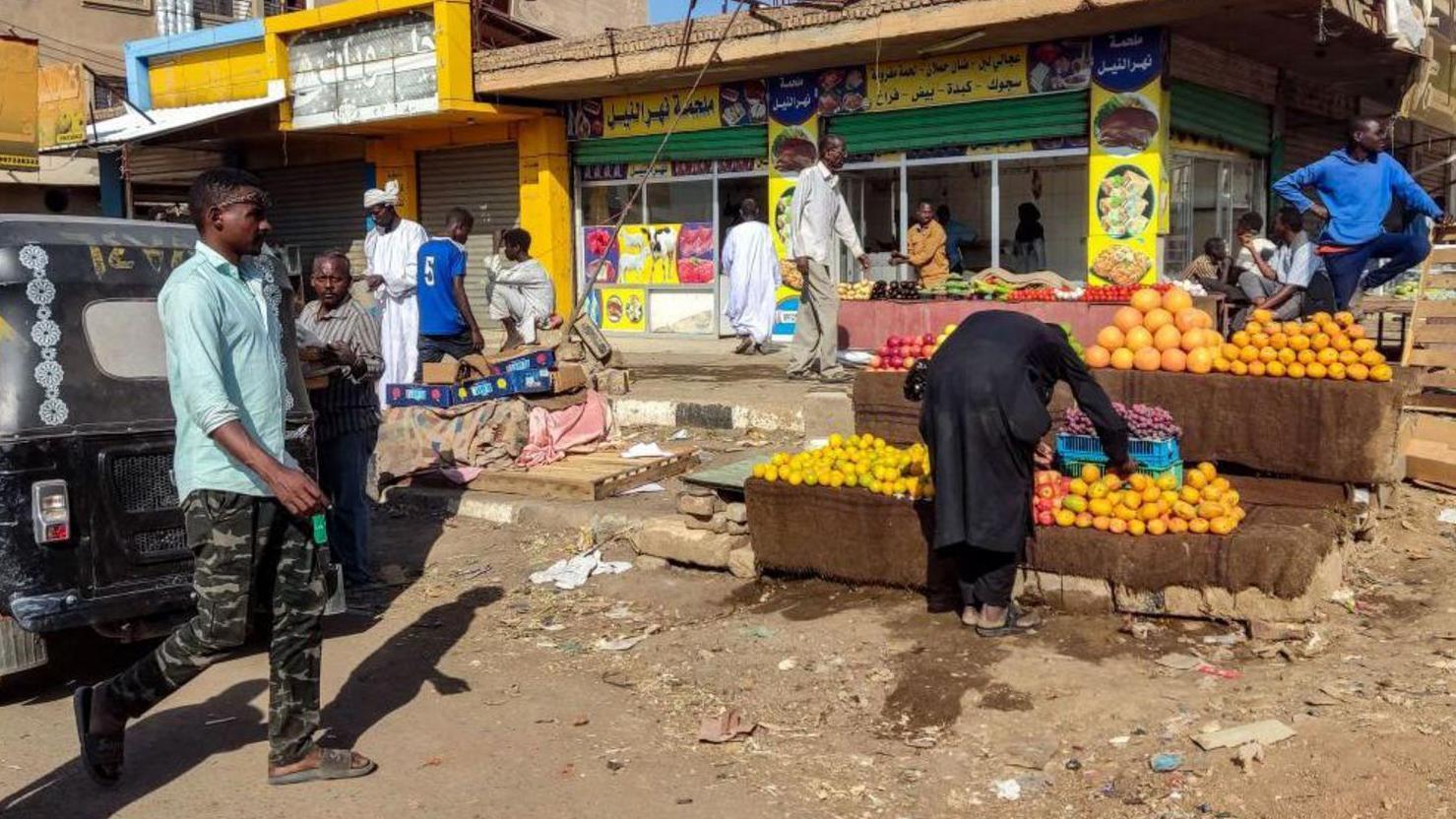 أشخاص يبيعون ويشترون في سوق