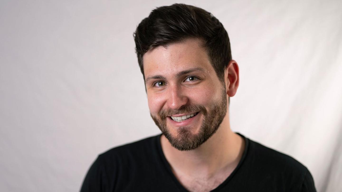 Michael Sable, con una sonrisa, mira a la cámara