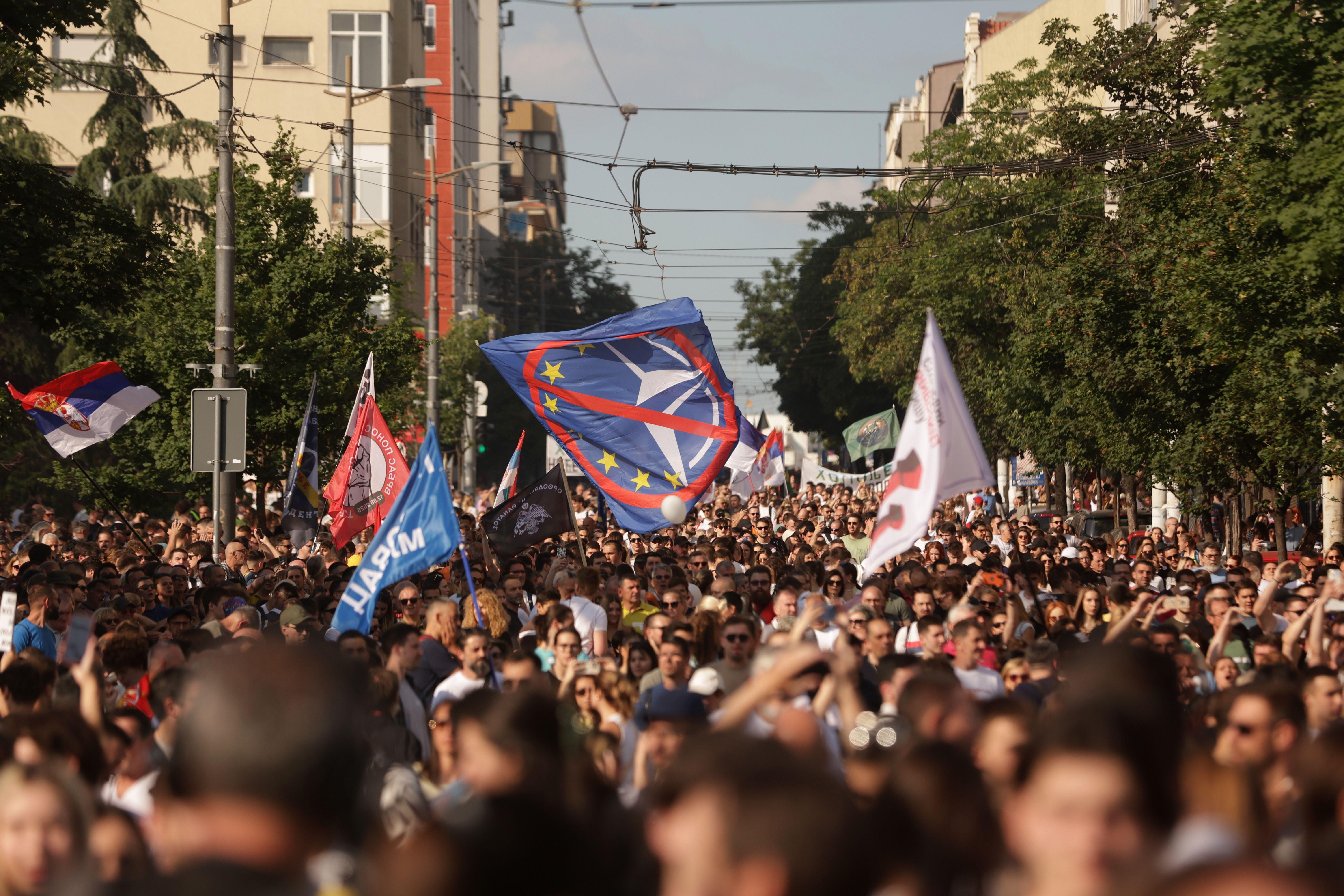 Zastava sa precrtanim NATO i EU simbolima