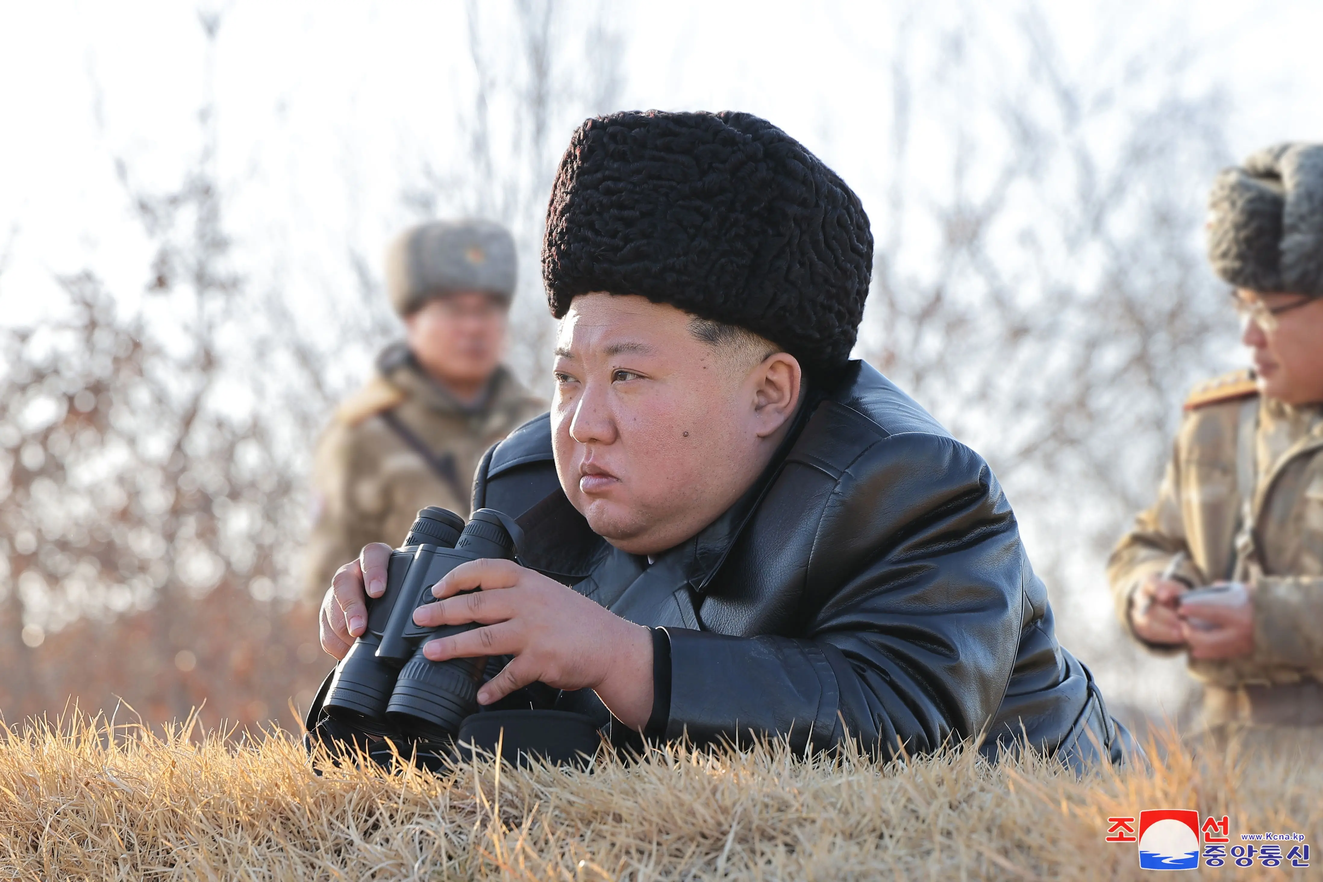 تُظهر صورة نشرتها وكالة الأنباء المركزية الكورية الشمالية الرسمية (KCNA) الزعيم الكوري الشمالي كيم جونغ أون وهو يُشرف على مناورة لإطلاق صواريخ كروز استراتيجية في بحر كوريا الغربي في موقع غير مُعلن في كوريا الشمالية