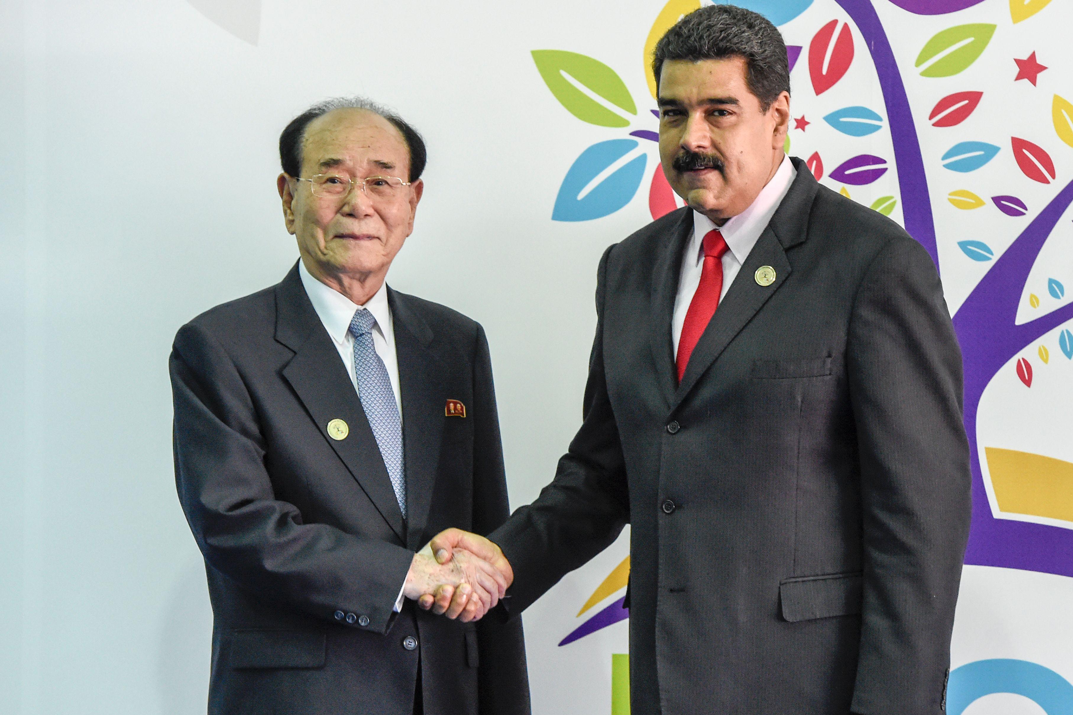 Kim Yong-nam y Nicolás Maduro en 2016