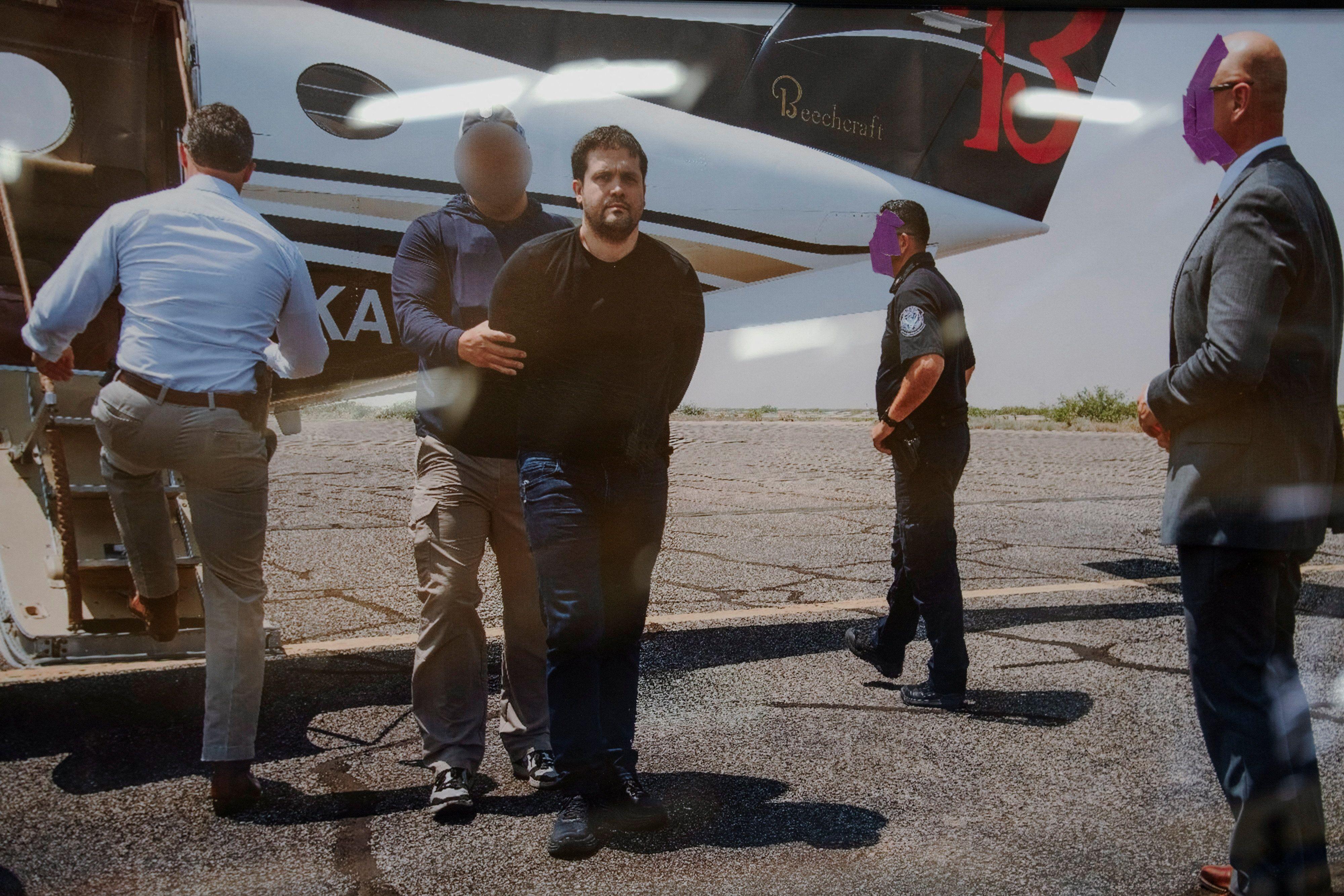 Detención, por parte de agentes federales, de Joaquín Guzmán López —exlíder del Cártel de Sinaloa e hijo del notorio narcotraficante "El Chapo" Guzmán— junto a una aeronave Beechcraft King Air, utilizada en julio de 2024 para trasladar a Estados Unidos a Ismael "El Mayo" Zambada y a Guzmán López.